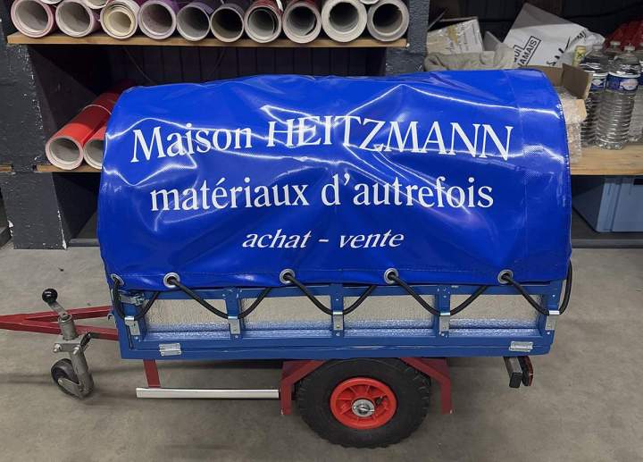 Texte en adhésif bache sur Charrue enfant