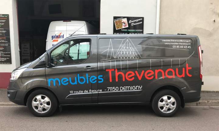 Texte et logo en adhésif teinté masse.png