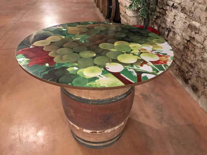 Tonneau table avec décor covering adhésif Bourgogne    