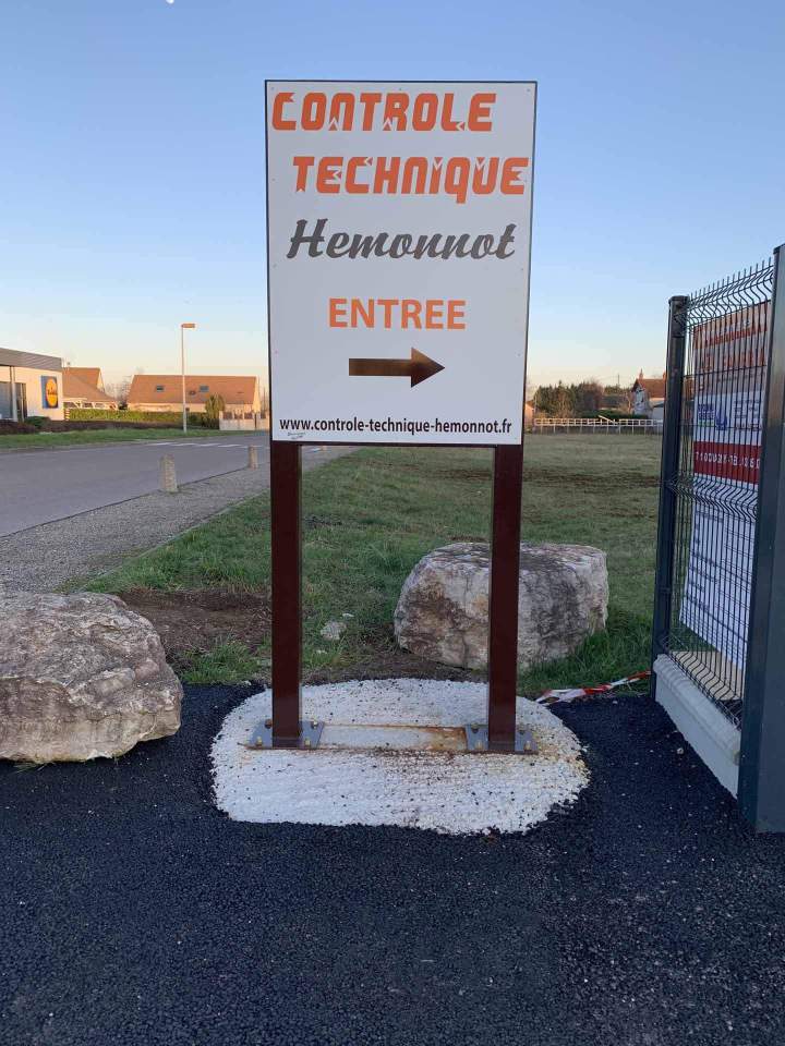 Totem avec sructure fer laqué ral, panneau aludibond et décor adhésif Bourgogne