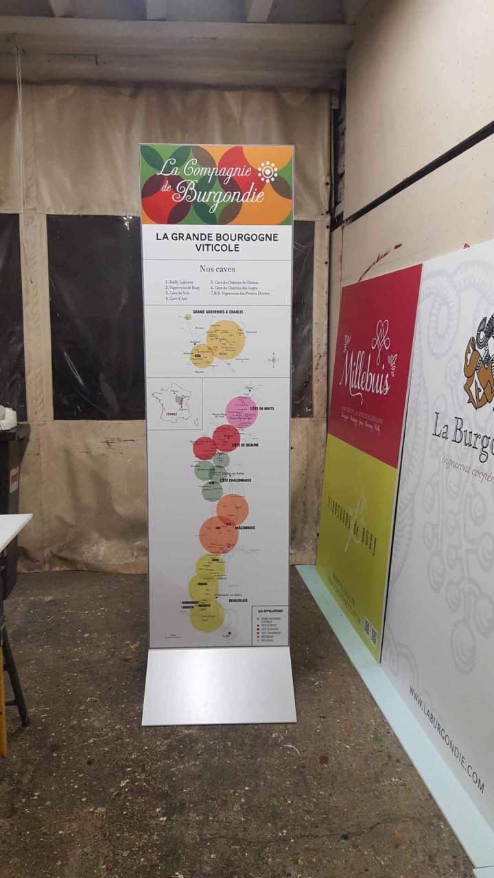 Totem intérieur PVC avec décor en impression numérique Bourgogne 