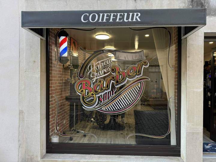 Vitrine avec décor impression numérique et lambrequin lettres peintes Bourgogne