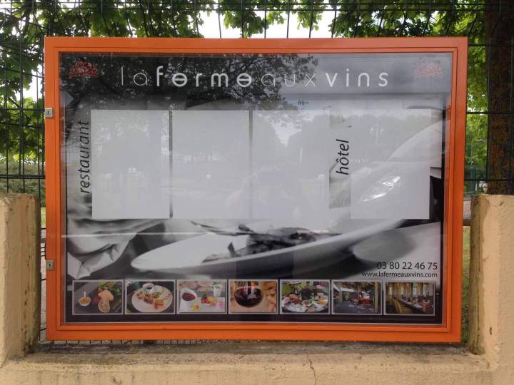 Vitrine sur mesure avec laquage et décor intérieur en impression numérique Bourgogne